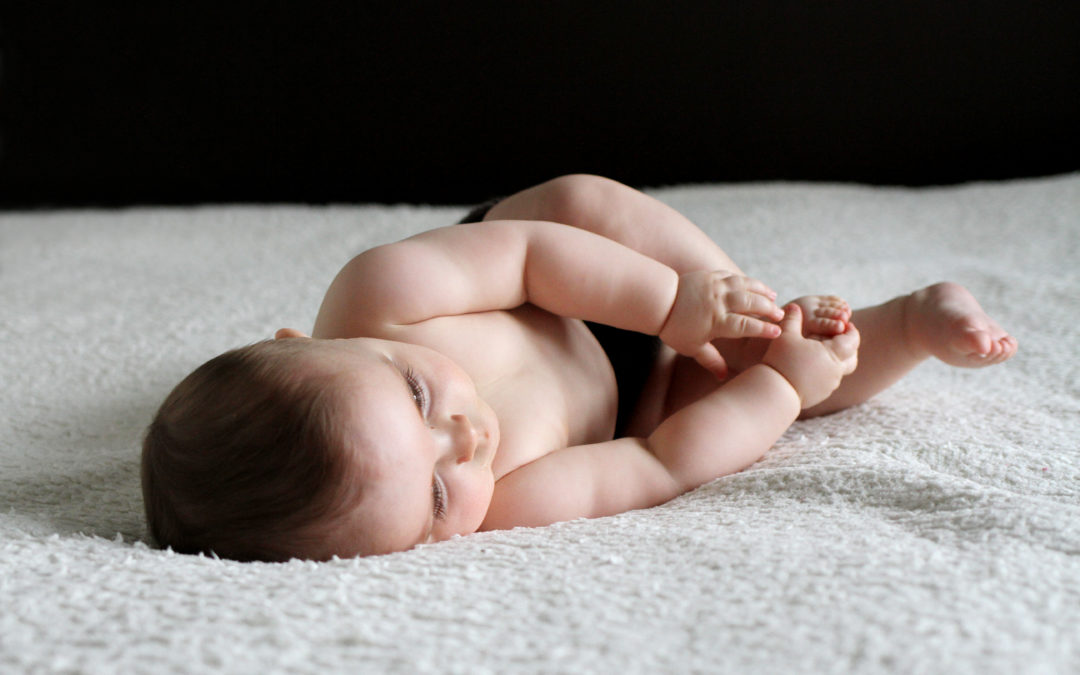 Accompagner bébé à se retourner et à ramper